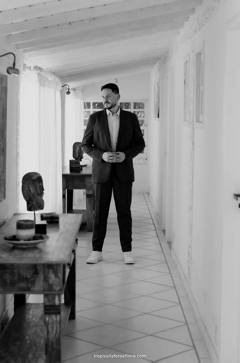 Casamento no por do sol de Alexandre Kapiche e Mayara Rodrigues. Decoração colorida e tropical na Enseada Azul em Búzios - RJ.'