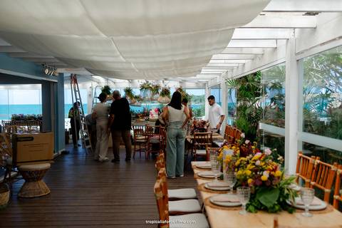 Casamento no por do sol de Alexandre Kapiche e Mayara Rodrigues. Decoração colorida e tropical na Enseada Azul em Búzios - RJ.'
