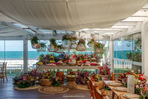 Casamento no por do sol de Alexandre Kapiche e Mayara Rodrigues. Decoração colorida e tropical na Enseada Azul em Búzios - RJ.'