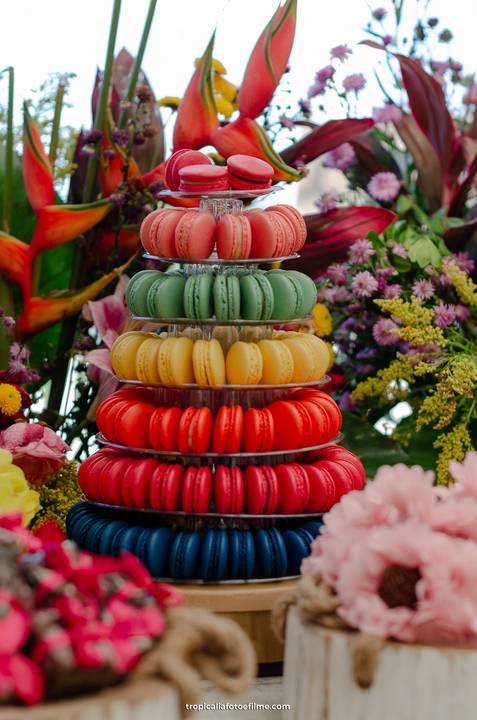 Casamento no por do sol de Alexandre Kapiche e Mayara Rodrigues. Decoração colorida e tropical na Enseada Azul em Búzios - RJ.'