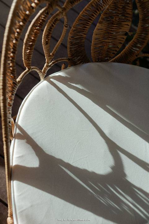 Casamento no por do sol de Alexandre Kapiche e Mayara Rodrigues. Decoração colorida e tropical na Enseada Azul em Búzios - RJ.'