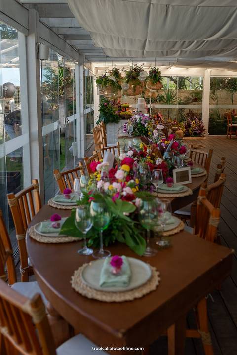 Casamento no por do sol de Alexandre Kapiche e Mayara Rodrigues. Decoração colorida e tropical na Enseada Azul em Búzios - RJ.'