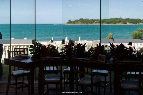 Casamento no por do sol de Alexandre Kapiche e Mayara Rodrigues. Decoração colorida e tropical na Enseada Azul em Búzios - RJ.'