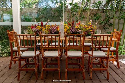 Casamento no por do sol de Alexandre Kapiche e Mayara Rodrigues. Decoração colorida e tropical na Enseada Azul em Búzios - RJ.'