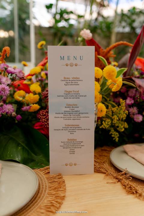 Casamento no por do sol de Alexandre Kapiche e Mayara Rodrigues. Decoração colorida e tropical na Enseada Azul em Búzios - RJ.'