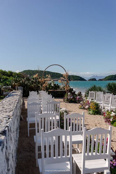 Casamento no por do sol de Alexandre Kapiche e Mayara Rodrigues. Decoração colorida e tropical na Enseada Azul em Búzios - RJ.'
