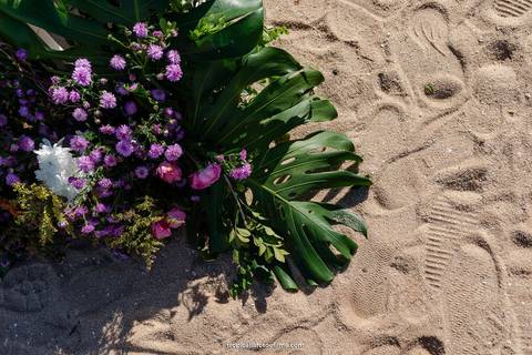 Casamento no por do sol de Alexandre Kapiche e Mayara Rodrigues. Decoração colorida e tropical na Enseada Azul em Búzios - RJ.'