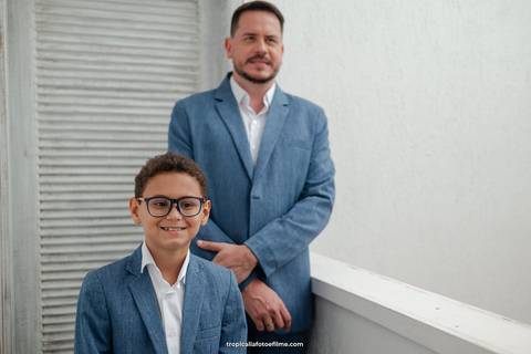 Casamento no por do sol de Alexandre Kapiche e Mayara Rodrigues. Decoração colorida e tropical na Enseada Azul em Búzios - RJ.'