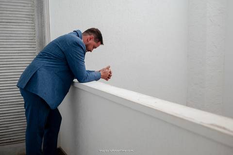 Casamento no por do sol de Alexandre Kapiche e Mayara Rodrigues. Decoração colorida e tropical na Enseada Azul em Búzios - RJ.'