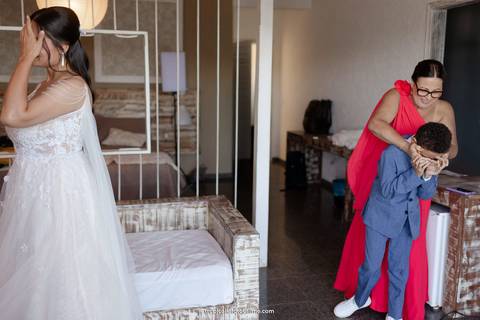 Casamento no por do sol de Alexandre Kapiche e Mayara Rodrigues. Decoração colorida e tropical na Enseada Azul em Búzios - RJ.'