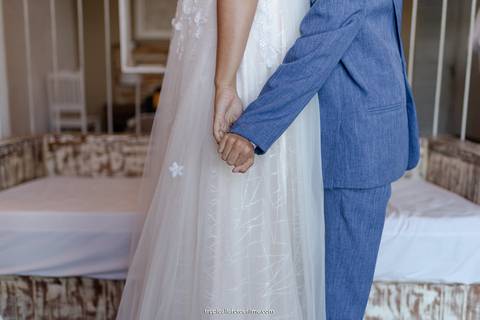 Casamento no por do sol de Alexandre Kapiche e Mayara Rodrigues. Decoração colorida e tropical na Enseada Azul em Búzios - RJ.'