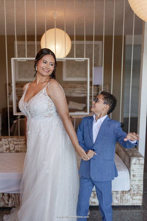 Casamento no por do sol de Alexandre Kapiche e Mayara Rodrigues. Decoração colorida e tropical na Enseada Azul em Búzios - RJ.'