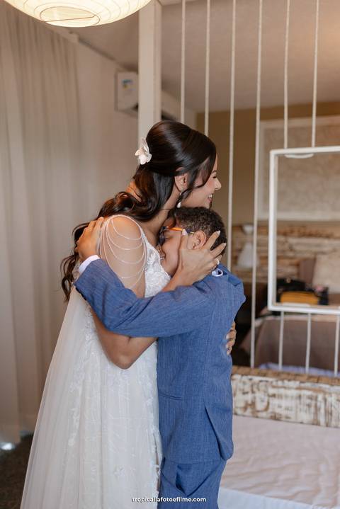 Casamento no por do sol de Alexandre Kapiche e Mayara Rodrigues. Decoração colorida e tropical na Enseada Azul em Búzios - RJ.'