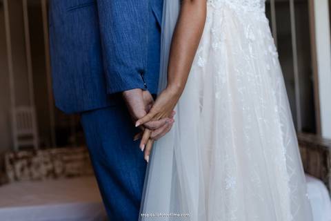 Casamento no por do sol de Alexandre Kapiche e Mayara Rodrigues. Decoração colorida e tropical na Enseada Azul em Búzios - RJ.'