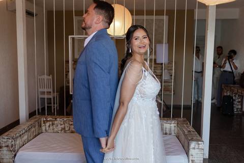 Casamento no por do sol de Alexandre Kapiche e Mayara Rodrigues. Decoração colorida e tropical na Enseada Azul em Búzios - RJ.'