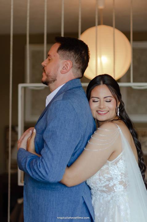 Casamento no por do sol de Alexandre Kapiche e Mayara Rodrigues. Decoração colorida e tropical na Enseada Azul em Búzios - RJ.'