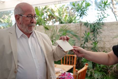 Casamento no por do sol de Alexandre Kapiche e Mayara Rodrigues. Decoração colorida e tropical na Enseada Azul em Búzios - RJ.'