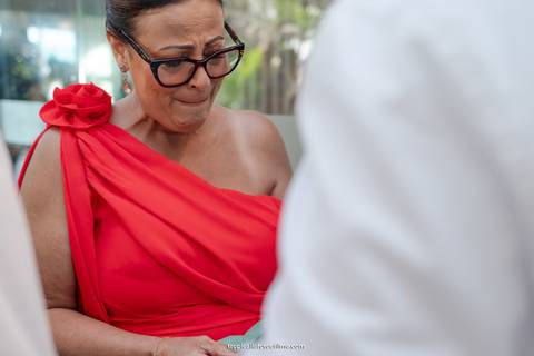 Casamento no por do sol de Alexandre Kapiche e Mayara Rodrigues. Decoração colorida e tropical na Enseada Azul em Búzios - RJ.'