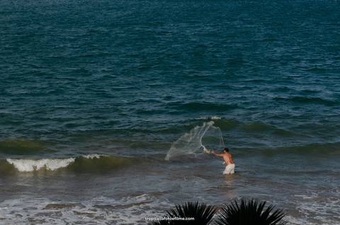 Casamento no por do sol de Alexandre Kapiche e Mayara Rodrigues. Decoração colorida e tropical na Enseada Azul em Búzios - RJ.'