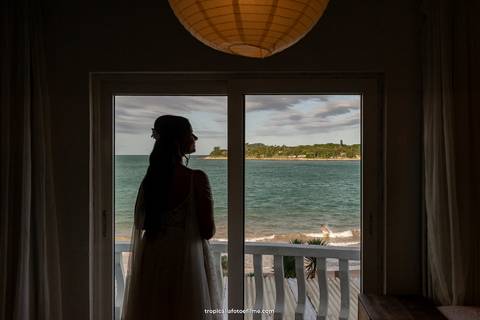 Casamento no por do sol de Alexandre Kapiche e Mayara Rodrigues. Decoração colorida e tropical na Enseada Azul em Búzios - RJ.'