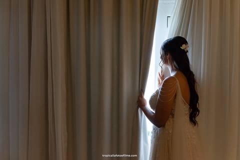 Casamento no por do sol de Alexandre Kapiche e Mayara Rodrigues. Decoração colorida e tropical na Enseada Azul em Búzios - RJ.'