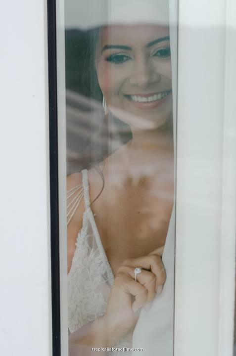 Casamento no por do sol de Alexandre Kapiche e Mayara Rodrigues. Decoração colorida e tropical na Enseada Azul em Búzios - RJ.'