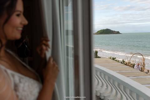Casamento no por do sol de Alexandre Kapiche e Mayara Rodrigues. Decoração colorida e tropical na Enseada Azul em Búzios - RJ.'