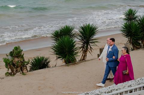 Casamento no por do sol de Alexandre Kapiche e Mayara Rodrigues. Decoração colorida e tropical na Enseada Azul em Búzios - RJ.'