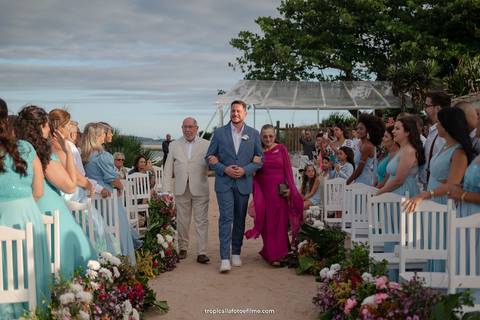Casamento no por do sol de Alexandre Kapiche e Mayara Rodrigues. Decoração colorida e tropical na Enseada Azul em Búzios - RJ.'