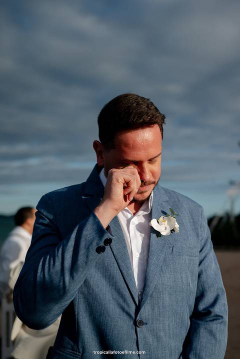 Casamento no por do sol de Alexandre Kapiche e Mayara Rodrigues. Decoração colorida e tropical na Enseada Azul em Búzios - RJ.'