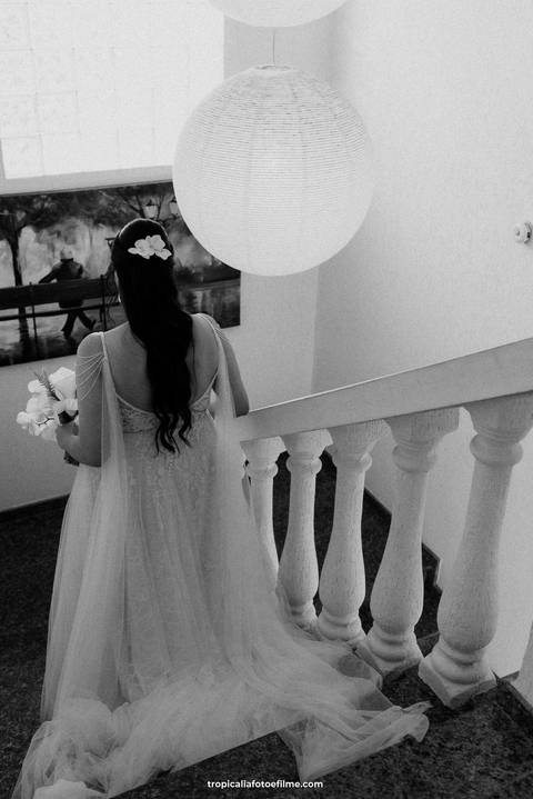 Casamento no por do sol de Alexandre Kapiche e Mayara Rodrigues. Decoração colorida e tropical na Enseada Azul em Búzios - RJ.'