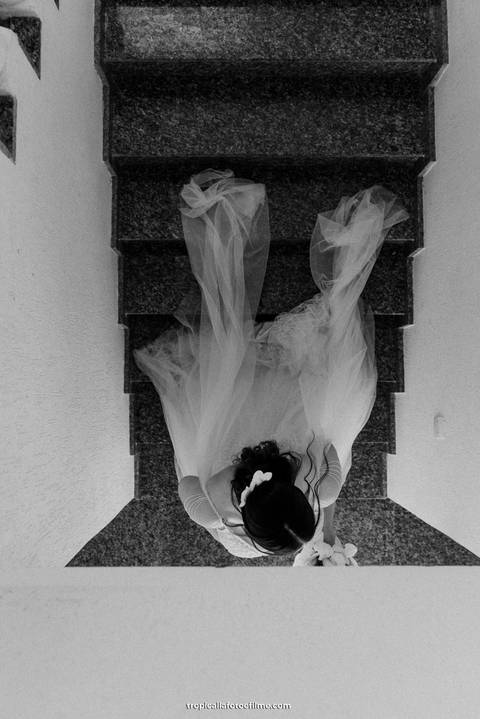 Casamento no por do sol de Alexandre Kapiche e Mayara Rodrigues. Decoração colorida e tropical na Enseada Azul em Búzios - RJ.'