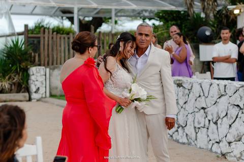 Casamento no por do sol de Alexandre Kapiche e Mayara Rodrigues. Decoração colorida e tropical na Enseada Azul em Búzios - RJ.'