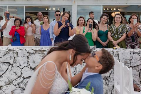 Casamento no por do sol de Alexandre Kapiche e Mayara Rodrigues. Decoração colorida e tropical na Enseada Azul em Búzios - RJ.'