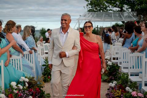 Casamento no por do sol de Alexandre Kapiche e Mayara Rodrigues. Decoração colorida e tropical na Enseada Azul em Búzios - RJ.'