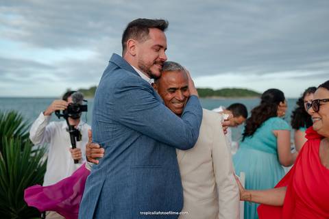 Casamento no por do sol de Alexandre Kapiche e Mayara Rodrigues. Decoração colorida e tropical na Enseada Azul em Búzios - RJ.'