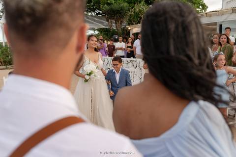 Casamento no por do sol de Alexandre Kapiche e Mayara Rodrigues. Decoração colorida e tropical na Enseada Azul em Búzios - RJ.'