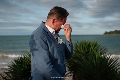 Casamento no por do sol de Alexandre Kapiche e Mayara Rodrigues. Decoração colorida e tropical na Enseada Azul em Búzios - RJ.'