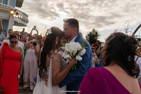 Casamento no por do sol de Alexandre Kapiche e Mayara Rodrigues. Decoração colorida e tropical na Enseada Azul em Búzios - RJ.'