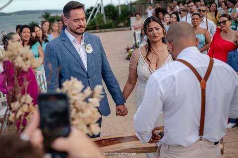 Casamento no por do sol de Alexandre Kapiche e Mayara Rodrigues. Decoração colorida e tropical na Enseada Azul em Búzios - RJ.'