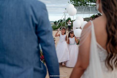 Casamento no por do sol de Alexandre Kapiche e Mayara Rodrigues. Decoração colorida e tropical na Enseada Azul em Búzios - RJ.'