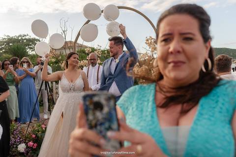 Casamento no por do sol de Alexandre Kapiche e Mayara Rodrigues. Decoração colorida e tropical na Enseada Azul em Búzios - RJ.'