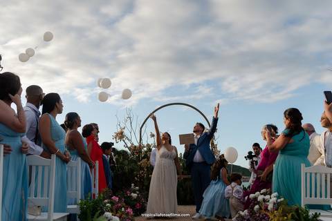 Casamento no por do sol de Alexandre Kapiche e Mayara Rodrigues. Decoração colorida e tropical na Enseada Azul em Búzios - RJ.'