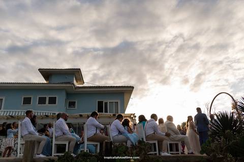 Casamento no por do sol de Alexandre Kapiche e Mayara Rodrigues. Decoração colorida e tropical na Enseada Azul em Búzios - RJ.'