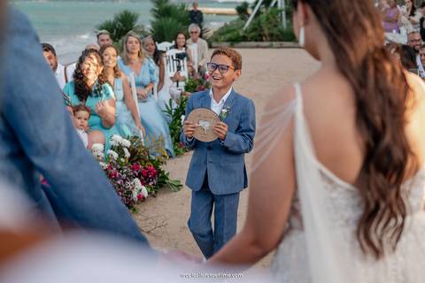 Casamento no por do sol de Alexandre Kapiche e Mayara Rodrigues. Decoração colorida e tropical na Enseada Azul em Búzios - RJ.'