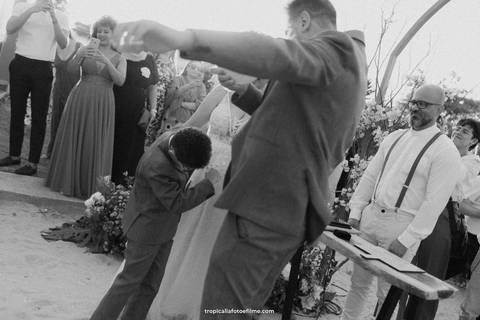 Casamento no por do sol de Alexandre Kapiche e Mayara Rodrigues. Decoração colorida e tropical na Enseada Azul em Búzios - RJ.'