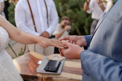 Casamento no por do sol de Alexandre Kapiche e Mayara Rodrigues. Decoração colorida e tropical na Enseada Azul em Búzios - RJ.'