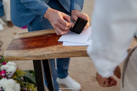 Casamento no por do sol de Alexandre Kapiche e Mayara Rodrigues. Decoração colorida e tropical na Enseada Azul em Búzios - RJ.'