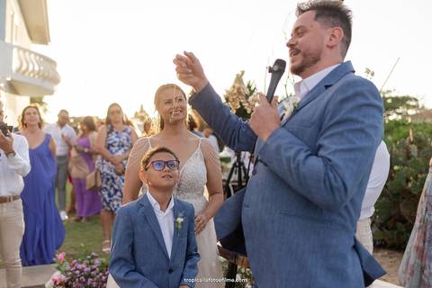 Casamento no por do sol de Alexandre Kapiche e Mayara Rodrigues. Decoração colorida e tropical na Enseada Azul em Búzios - RJ.'