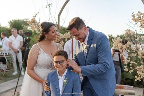 Casamento no por do sol de Alexandre Kapiche e Mayara Rodrigues. Decoração colorida e tropical na Enseada Azul em Búzios - RJ.'